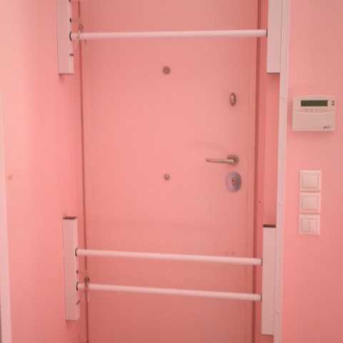 Dual safety bars T-60 behind the door of a child's room