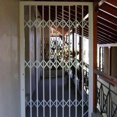 Separator security grille on a balcony