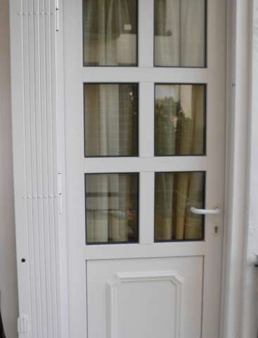 Folding security doors with an external aluminium coating and internal reinforcement from rotating steel bars