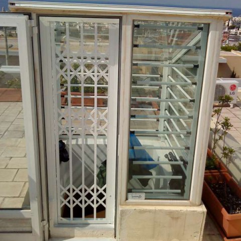 Viometaloumin retractable security grille in stairwell upper termination